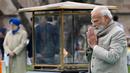 Perdana Menteri India, Narendra Modi memberikan penghormatannya di tugu peringatan Mahatma Gandhi di Rajghat pada hari ulang tahun kematian Gandhi di New Delhi, India, Senin (30/1/2023). Gandhi meninggal dunia di usia 78 tahun, peringatan kematian Gandhi, yang secara luas dikenal di India dan diperingati sebagai Hari Martir. (Sajjad HUSSAIN/AFP)