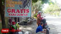 Warga Perumahan Sukomulyo Kecamatan Lamongan, Edi Suprapto saat memberikan pelayanan gratis ke pelanggannya, Jumat, (9/2/2018). (FOTO: Ardiyanto/TIMES Indonesia)