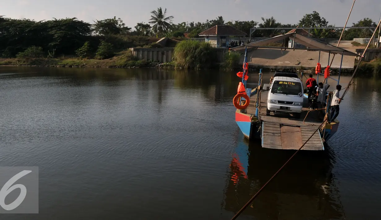 Sejumlah kendaraan menyeberangi Sungai Citarum menggunakan perahu eretan di Muara Gembong, Bekasi, Minggu (29/7/2015). Kendaraan yang menyebrang menggunakan perahu eretan dikenakan biaya Rp.20.000 bagi mobil dan Rp 2.000 motor. (Liputan6.com/Johan Tallo)