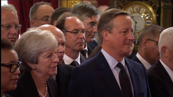 <p>Terlihat Mantan Perdana Menteri Inggris David Cameron dan Theresa May di acara proklamasi Raja Charles III. Dok: YouTube/The Royal House</p>