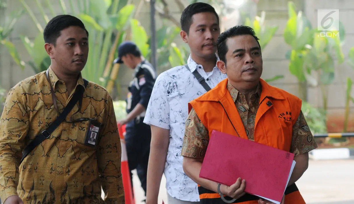 Ketua DPRD Lampung Tengah Achmad Junaidi Sunardi (kanan) tiba di Gedung KPK, Jakarta, Jumat(19/7/2019). Sunardi diperiksa untuk pengembangan kasus dugaan suap serta gratifikasi pengadaan barang dan jasa di lingkungan Pemkab Lampung Tengah pada tahun 2018. (merdeka.com/Dwi Narwoko)