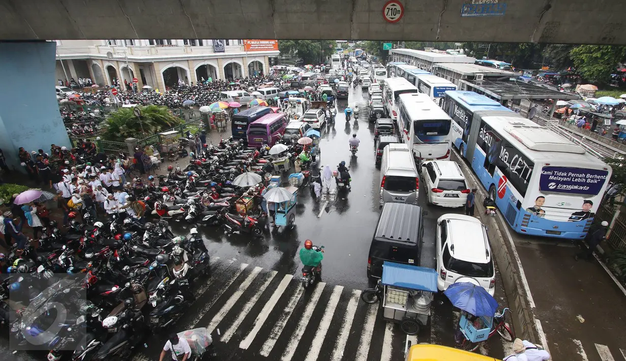 Kendaraan massa aksi 2 Desember terparkir di sepanjang Jalan Raya Pos, Jakarta, Jumat (2/12). Terbatasnya tempat parkir menyebabkan massa aksi memarkirkan kendaraan di tepi jalan, meskipun menutup arus lalu lintas. (Liputan6.com/Immanuel Antonius)