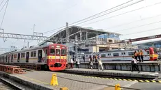 Aktivitas calon penumpang di Stasiun Manggarai, Jakarta, Rabu (9/10/2019). Kasubag Humas Direktorat Jenderal Perkeretaapian Kemenhub Supandi mengatakan pelayanan KA jarak jauh rencananya akan dipindahkan dari Stasiun Gambir ke Stasiun Manggarai. (merdeka.com/Iqbal S. Nugroho)