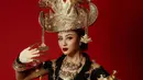 Kenakan baju adat Lampung, Margin Wieheem semakin memukau dengan riasan di kepalanya. Aksesori lainnya yang identik dengan baju adat Lampung tentunya punya keunikan tersendiri. Polesan makeup-nya juga membuat penampilan bintang sinetron Bismillah Cinta ini makin cantik menawan. (Liputan6.com/IG/@marginw)
