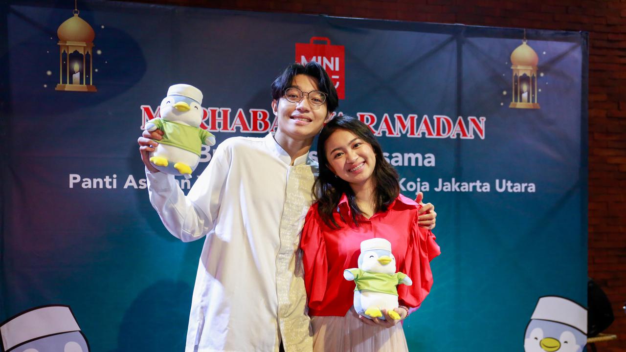 Kiesha Alvaro dan Zara Leola berbagi kebahagiaan bersama 250 anak yatim piatu piatu Bina Sosial Koja Jakarta Utara, Jumat (14/4/2023)