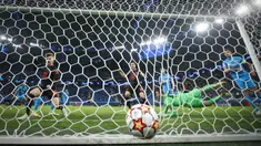 Pemain Chelsea Timo Werner (kiri) mencetak gol ke gawang Zenit St. Petersburg yang dijaga kiper Zenit Mikhail Kerzhakov pada pertandingan sepak bola Grup H Liga Champions di Gazprom Arena, St.Petersburg, Rusia, 8 Desember 2021. Pertandingan berakhir dengan skor 3-3. (AP Photo/Dmitry Lovetsky)
