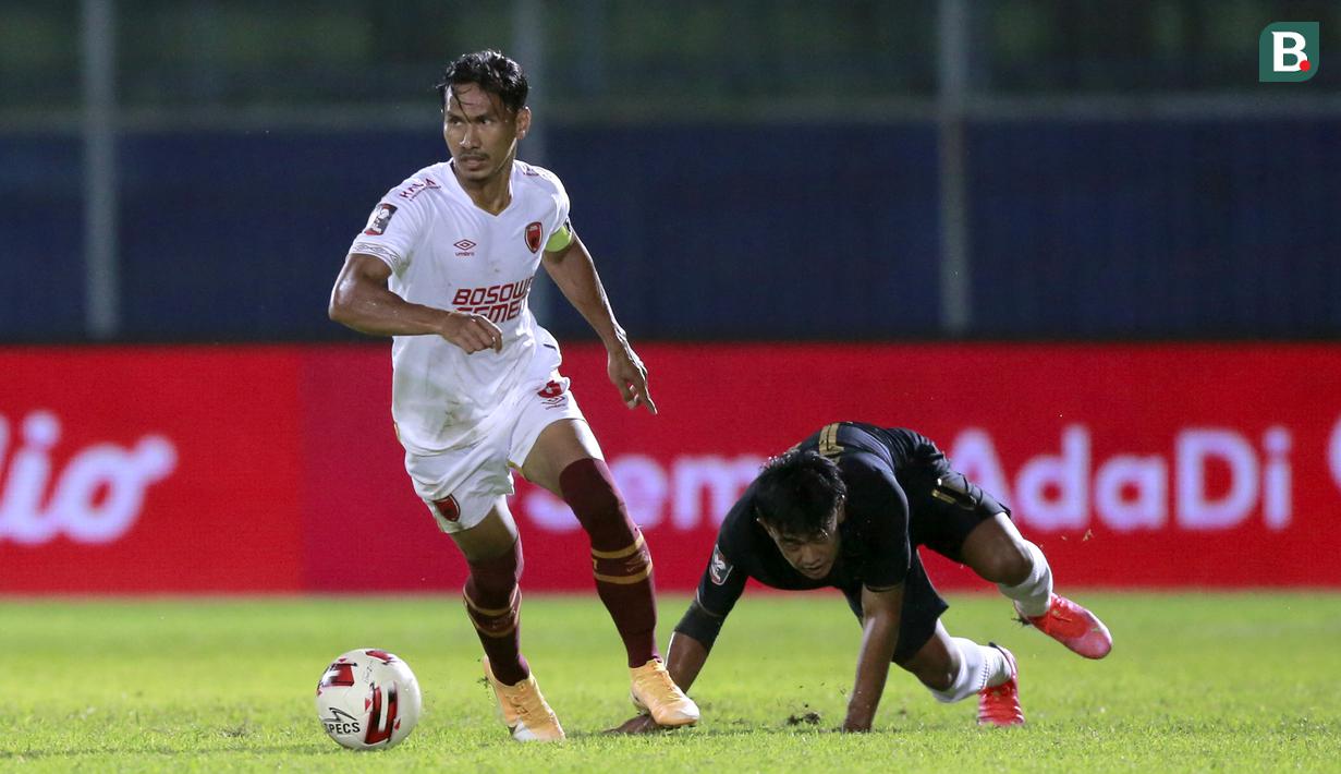 Kapten PSM Makassar, Zulkifli Syukur berhasil memberikan efek yang luar biasa bagi permainan Juku Eja selama Piala Menpora 2021. Sebagai pemain senior, Zulkifli Syukur sukses mengantarkan rekan-rekan setimnya mengeluarkan permianan terbaik sejak pertandingan pertama. (Foto: Bola.com/Arief Bagus)