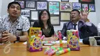 Dirut PT Rizki Abadi Jaya Anugerah, Lidia Kurniawati di dampingi pengacara Hotman Paris saat memberikan keterangan perihal permen jari di Jakarta, Senin (17/10). (Liputan6.com/Angga Yuniar)