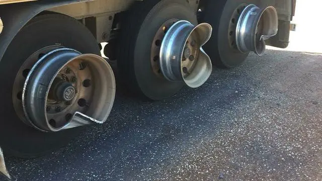 Kerusakan mobil nyeleneh (Bored Panda)