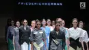 Para model memperagakan busana koleksi Friederich Herman pada Jakarta Fashion Week 2018 di Senayan City, Jakarta, Senin (23/10). Dalam ajang fashion ini Friederich Herman mengangkat tema 'The Burst Of Personalities Within'. (Liputan6.com/Faizal Fanani)