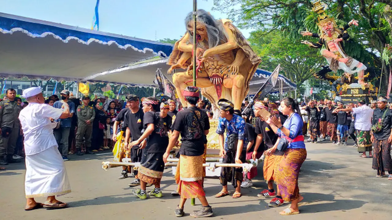 Jelang Nyepi, Umat Hindu Gelar Upacara Tawur Agung Kesanga di Tugu Malang