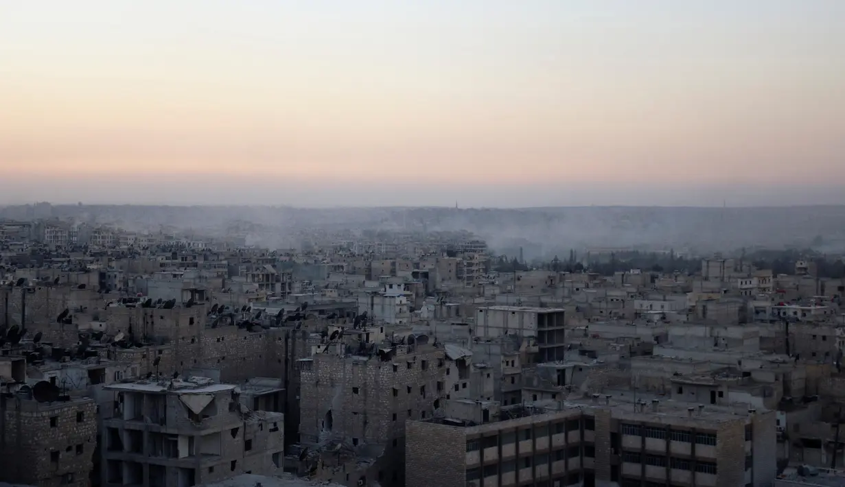 Suasana di Bustan al-Basha yang diselimut asap akibat pertempuran di Aleppo, Suraih, (5/10). Pasukan pro-pemerintah Suriah terus membombardir kota Aleppo yang diduga menjadi tempat para pemberontak. (REUTERS/Abdalrhman Ismail)