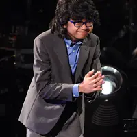 Bocah berkacamata ini harus menerima kekalahan di ajang Grammy Awards 2016 tersebut. Joey Alexander gagal sebagai pemenang dan harus merelakan gelar di nominasi yang didapatnya. (AFP/Bintang.com)