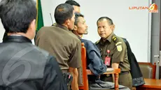 Benget pun harus kembali digotong keluar ruang sidang. Sebelum persidangan, Benget sempat mengamuk di dalam sel Pengadilan Negeri Jakarta Timur. (Liputan6.com/Danu Baharuddin)