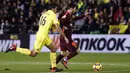 Striker Barcelona, Lionel Messi, berusaha melewati gelandang Villarreal, Rodrigo, pada laga La Liga, di Stadion De La Cerramica, Minggu (10/12/2017). Barcelona menang 2-0 atas Villarreal. (AP/Alberto Saiz)