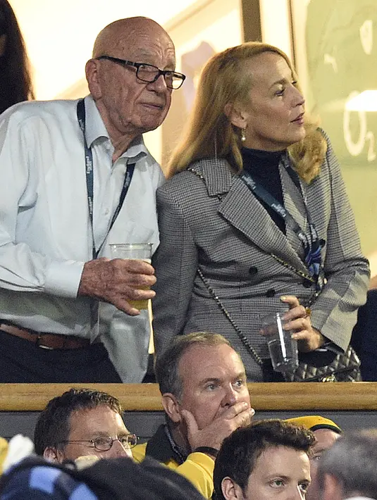 Murdoch dan Jerry Hall mulai berkencan pada akhir musim panas setelah keduanya dikenalkan oleh salah satu saudara Murdoch dan keponakannya di Australia. Pasangan ini mulai memperlihatkan kepada publik pada Oktober. (AFP/Bintang.com)