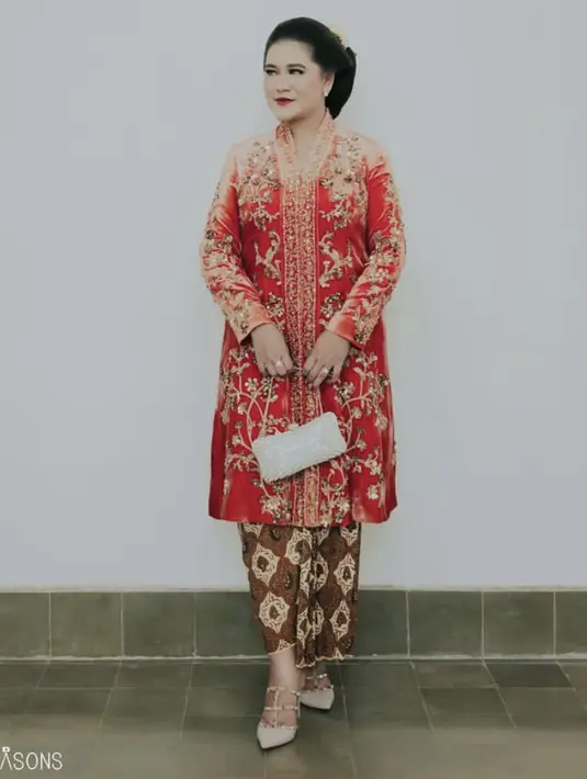 Kahiyang kembali mengenakan pakaian dari Biyan, kali ini dengan kebaya panjang velvet dengan bordir keemasan yang dipadukan kain batik coklat. [@ayanggkahiyang]