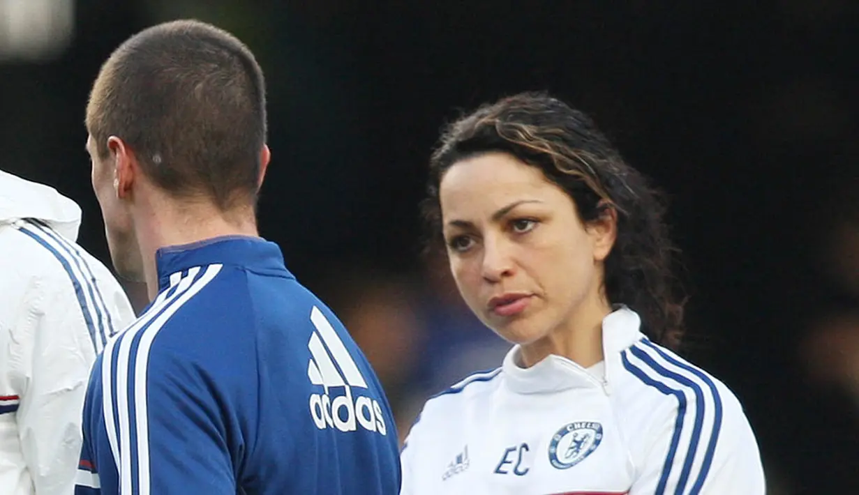 2. Eva Carneiro - Mantan fisioterapis Chelsea ini memang tidak salah, namun konflik Mou dengan Eva dianggap sebagai awal keruntuhan Chelsea pada musim ini. Terlalu banyak pikiran Mou terbuang untuk menyelesaikan masalahnya dengan Eva. (EPA/Kieran Galvin)
