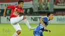 Tendangan jarak jauh Putu Gede Juniantara menjadi gol penyeimbang Bali United melawan Persib Bandung dalam turnamen sepak bola Bali Island 2016 di Stadion Kapten I Wayan Dipta, Gianyar, Bali, Minggu (21/2/2016). (Bola.com/Peksi Cahyo)