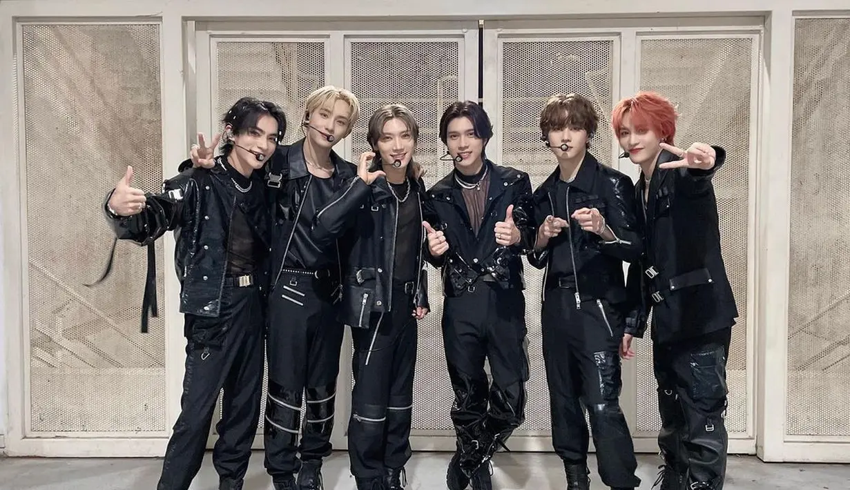 Sementara unit NCT lainnya, Way V tak kalah memesona dibalut outfit serba hitam. @smtown]