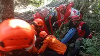 Truk Pengangkut Besi Alami Rem Blong di Kulonprogo, Tabrak Motor lalu Terguling
