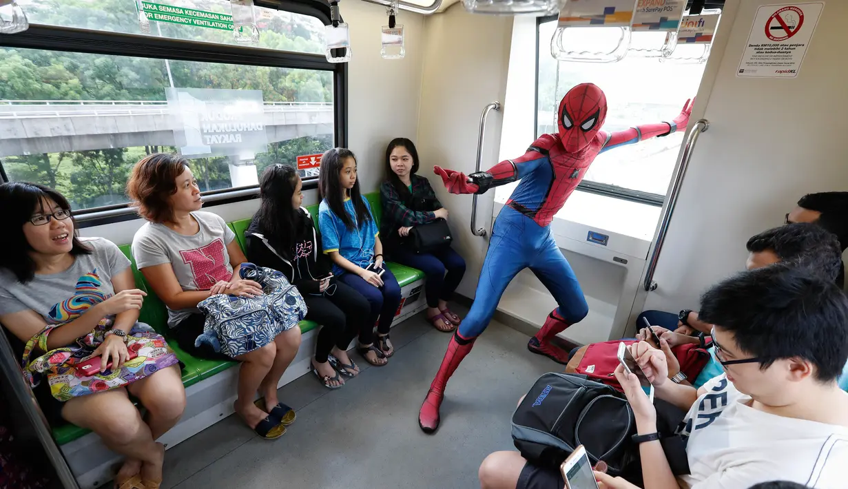 Seorang cosplayer berkostum Spider-Man berpose di dalam Light Rail Transit saat acara cosplay di Kuala Lumpur, Malaysia, Sabtu, 8 Juli 2017. Sejumlah tokoh karakter animasi tiba-tiba muncul di tengah-tengah ruang publik. (AP Photo/Vincent Thian)