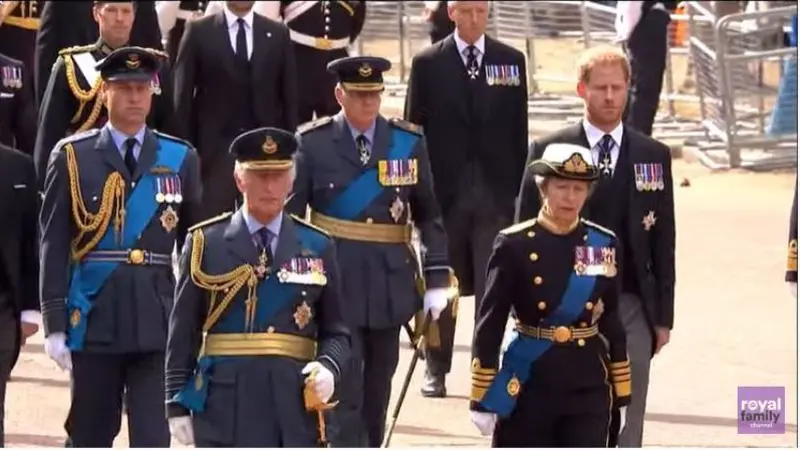 Pangeran William dan Harry Jalan Berdampingan dalam Iring-Iringan Peti Jenazah Ratu Elizabeth II