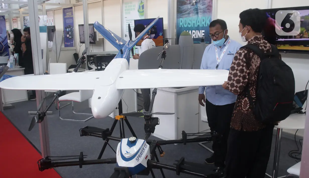 Pengunjung melihat inovasi teknologi pesawat tanpa awak yang dipamerkan saat pameran Riset dan Inovasi atau InaRI expo 2022 di  Inovation Convention Center, Cibinong Science Center, Kabupaten Bogor, Kamis (27/10/2022). Lewat pameran ini, BRIN ingin mendorong kolaborasi dengan berbagai pihak untuk memperkuat ekosistem riset dan inovasi. (Liputan6.com/Helmi Fithriansyah)