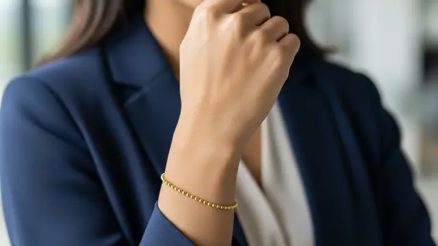 Model Gelang Emas Rantai Kecil untuk Wanita Karir