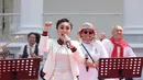 Penyanyi 47 tahun itu pintar memadukan aneka koleksi busananya dalam setiap kegiatannya. Yuni terlihat seperti gadis 20 tahunan dengan mengenakan busana serba putih dengan sedikit motif di pergelangan tangan dan di kerah jaket. (Liputan6/IG/@yunishara36)