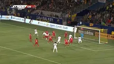 Giovani dos Santos menyelamatkan Los Angeles Galaxy dari kekalahan ketika menjamu Chicago Fire. Pemain depan asal Meksiko itu memastikan comeback dramatis LA Galaxy sehingga kedua tim bermain imbang 2-2 dalam lanjutan MLS.
