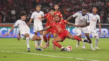 Kemelut di gawang Arema FC saat melawan Persija Jakarta bertanding pada BRI Super League pekan ke-20 yang berlangsung di Stadion Utama Gelora Bung Karno, Minggu (8/2/2026) malam WIB. (Bola.com/Abdul Aziz)