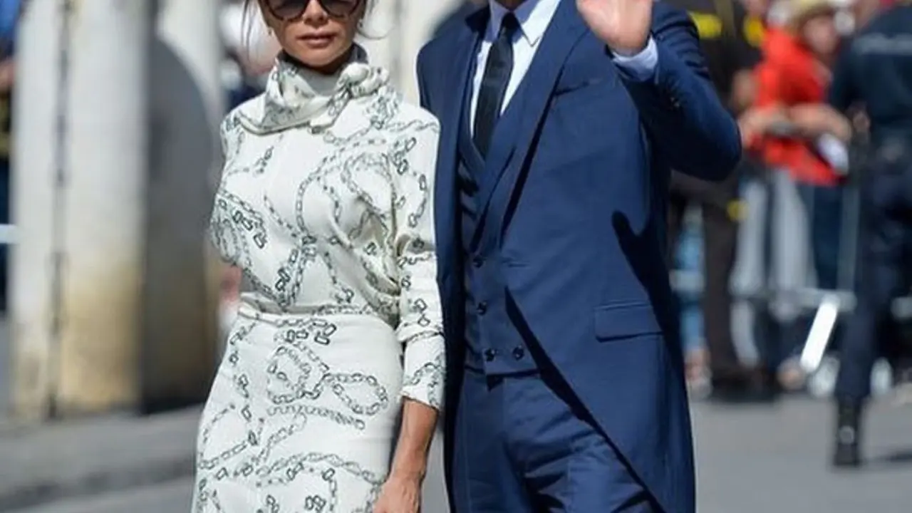 Gaya Kembar Victoria Beckham dan Meghan Markle dengan Gaun Putih Bermotif, Lebih Cantik Siapa?