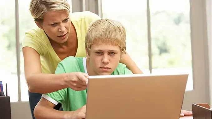 15 Hal Ini Dialami Kamu yang Orangtuanya Galak Sewaktu Kecil