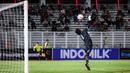 <p>Kiper Maladewa, Mohamed Yaameen gagal menghalau tendangan Aditya Warman yang berbuah gol bagi Timnas Indonesia U-20 pada laga Grup F Kualifikasi Piala Asia U-20 2025 di Stadion Madya, Senayan, Jakarta, Rabu (25/09/2025). (Bola.com/Bagaskara Lazuardi)</p>