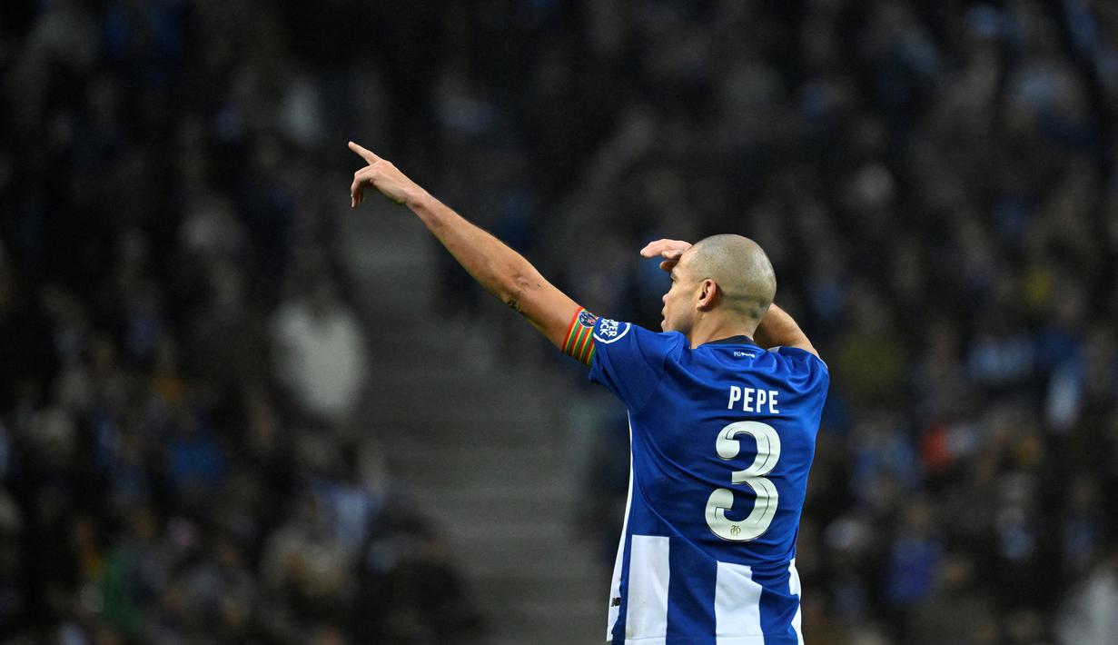 <p>Pemain FC Porto, Pepe, melakukan selebrasi setelah mencetak gol ke gawang Shakhtar Donetsk pada laga Liga Champions di Stadion Dragao, Portugal, Kamis (14/12/2023). Sebelumnya Pepe meraih rekor ini saat cetak gol ke gawang Antwerp pada laga 8 November lalu, mengalahkan rekor sebelumnya yang dipegang Fransesco Totti. (AFP/Miguel Riopa)</p>