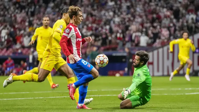 Foto: Antoine Griezmann Dikartu Merah, Mohamed Salah Bawa Liverpool Tekuk Atletico Madrid di Liga Champions