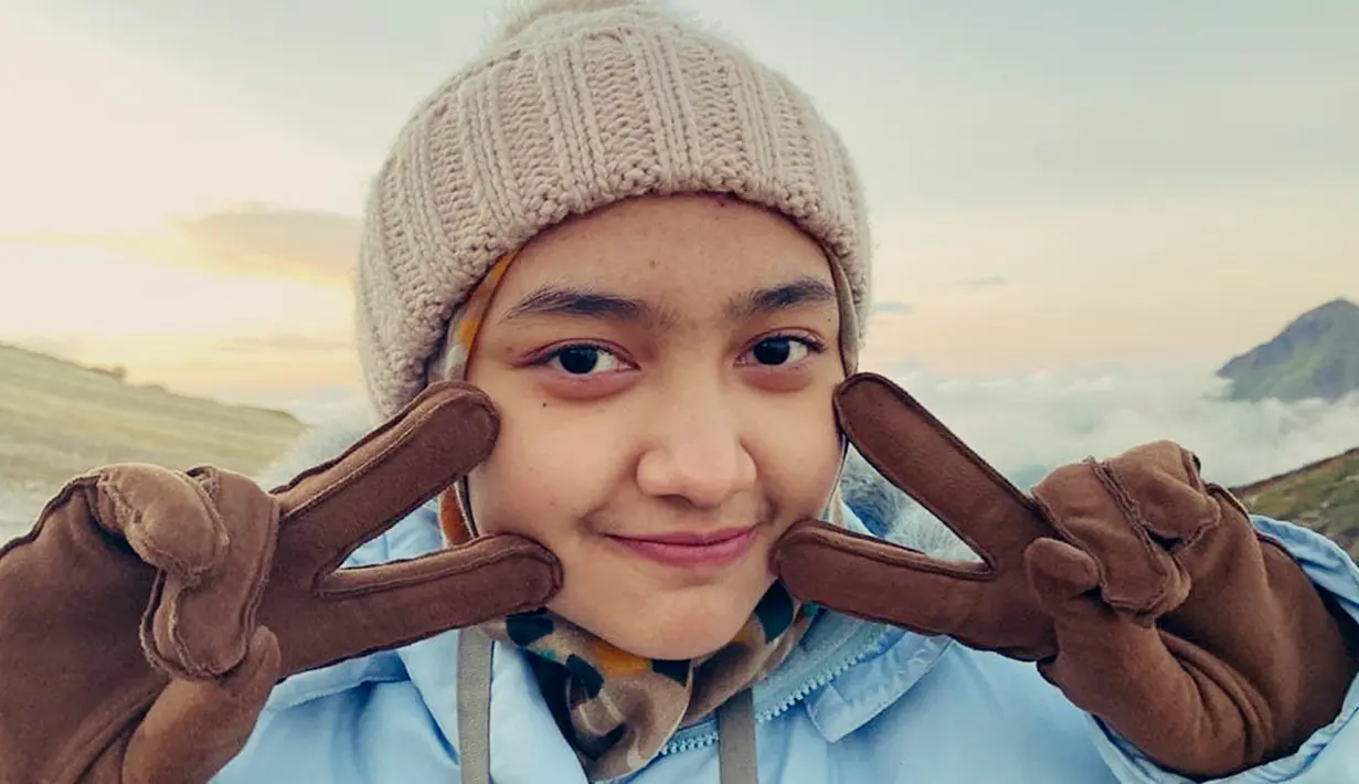 Dalam aksi panggungnya, Jihan Audy pun terkadang menggunakan hijab. Meskipun begitu, ia pun tetap sama-sama menawan kala mengenakan maupun tidak mengenakan hijab. Ia pun juga mengenakan gaun-gaun indah. (Liputan6.com/IG/@jihanaudy123_real).