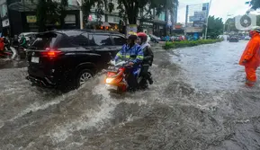 Kendaraan melintasi genangan banjir yang merendam kawasan Jalan Kemang Raya, Jakarta Selatan, Kamis (4/1/2024). (merdeka.com/Arie Basuki)