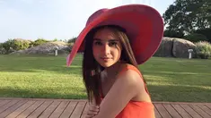 Topi menjadi salah satu fashion item yang tak boleh dilewatkan bagi wanita 25 tahun saat tamasya. Penampilan Michelle dengan topi fedora berwarna merah membuat ia terlihat menawan. (Liputan6.com/IG/@michelleziu)