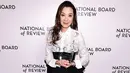<p>Michelle Yeoh menawan dalam balutan busana dari Erdem. Ini adalah momen saat ia menghadiri National Board of Review. Foto: Vogue.</p>