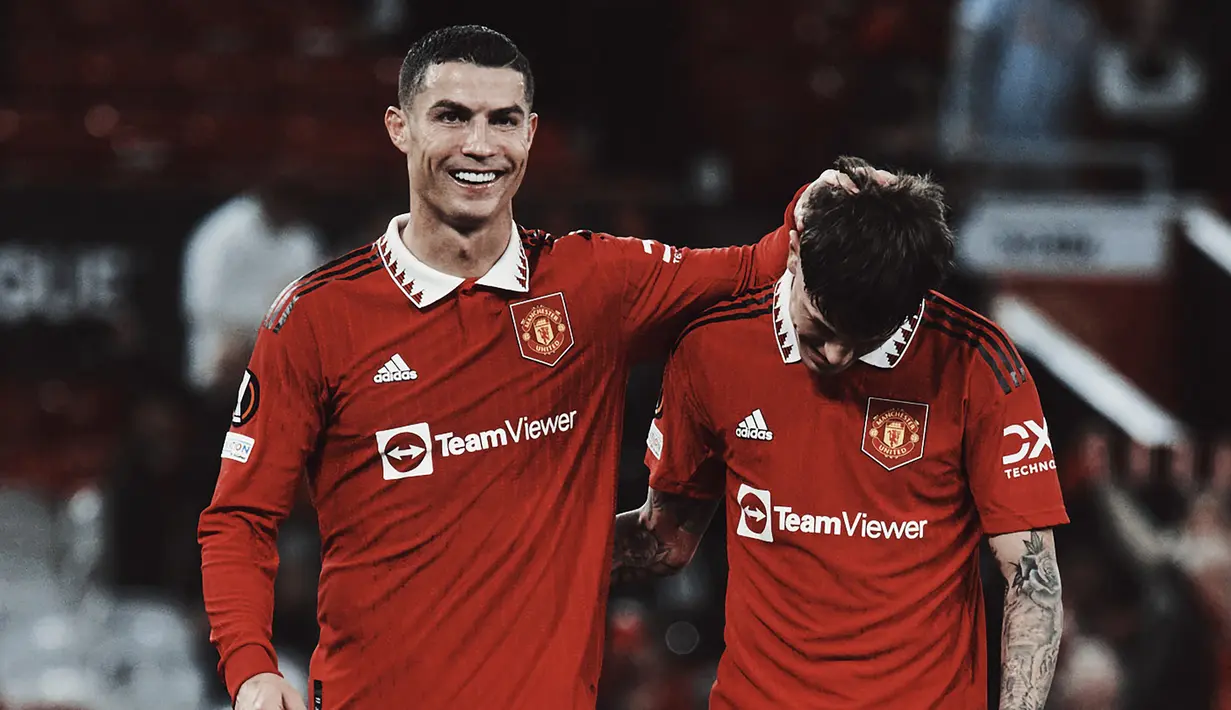 Hal yang tak akan mungkin terlupakan dalam laga debut starternya tersebut adalah kesempatannya main bareng dengan sang idola, siapa lagi kalau bukan Cristiano Ronaldo. (twitter@manutd)