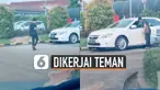Pemuda itu nampak tertawa malu setelah sukses dijahili temannya.