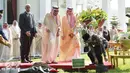 Presiden Jokowi menyiapkan pohon yang akan ditanam Raja Salman di halaman tengah Istana Merdeka, Jakarta, Kamis (2/3). (Liputan6.com/Angga Yuniar)