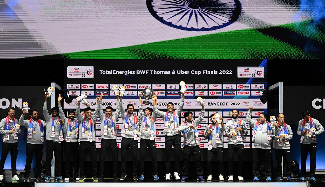 <p>Anggota tim bulu tangkis putra India merayakan di podium setelah mengalahkan Indonesia pada final putra turnamen bulu tangkis Piala Thomas 2022 di Impact Arena, Bangkok, Thailand, Minggu (15/5/2022). India juara Piala Thomas 2022 usai menaklukkan juara bertahan Indonesia 3-0 (Manan VATSYAYANA / AFP)</p>