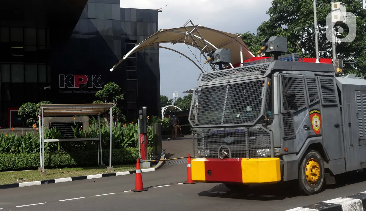 Kendaraan penyemprot air milik kepolisian disiagakan di jalan Kuningan Persada sekitar Gedung Merah Putih KPK, Jakarta, Jumat (28/5/2021). Pengamanan gedung Merah Putih KPK dan sekitarnya diperketat menyusul informasi adanya aksi unjuk rasa. (Liputan6.com/Helmi Fithriansyah)