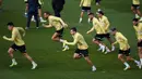 Para pemain Sevilla mengikuti sesi latihan di Seville, Spanyol, 22 November 2021. Sevilla akan menghadapi Wolfsburg pada pertandingan sepak bola Grup G Liga Champions. (JORGE GUERRERO/AFP)