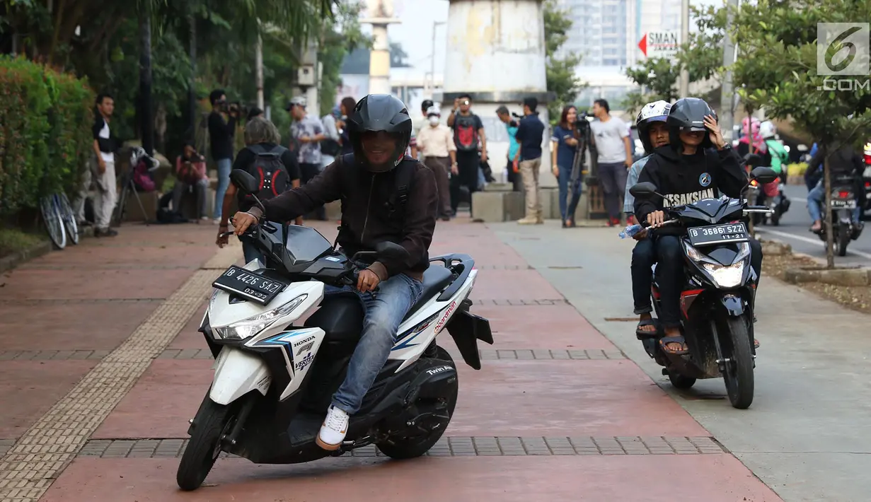 Sejumlah pengendara motor memutar balik usai dihadang Aktivis Koalisi Pejalan Kaki (KPK) di Jalan Casablanca, Jakarta Selatan, Jumat (21/7). (Liputan6.com/ Immanuel Antonius)
