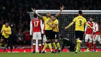 Gelandang Watford, Younes Kaboul, saat merayakan golnya ke gawang Arsenal pada pertandingan pekan ke-22 Premier League, di Stadion Emirates, Selasa atau Rabu (1/2/2017) dini hari WIB. (AFP/Adrian Dennis). 