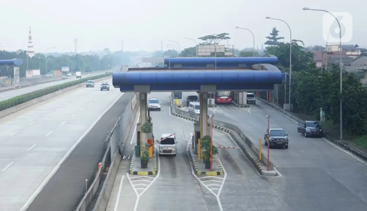 Kendaraan melintasi ruas Tol Cijago di kawasan Depok, Jawa Barat, Selasa (28/1/2020). Tarif Tol Cijago untuk golongan I mengalami kenaikan 100 persen dari Rp 4.500 menjadi Rp 9.000 karena ada penambahan ruas pada seksi II yang sebelumnya beroperasi secara gratis. (Liputan6.com/Immanuel Antonius)
